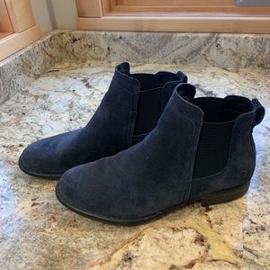 Born Size 9 navy suede low-heeled booties